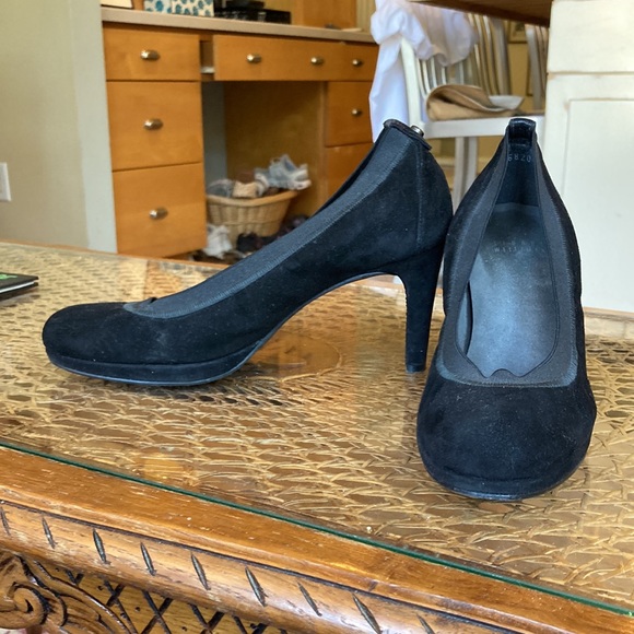 Stuart Weitzman Black Suede Platform Pumps.  Gorgeous shoe. Size 7. No flaws. - Picture 2 of 7